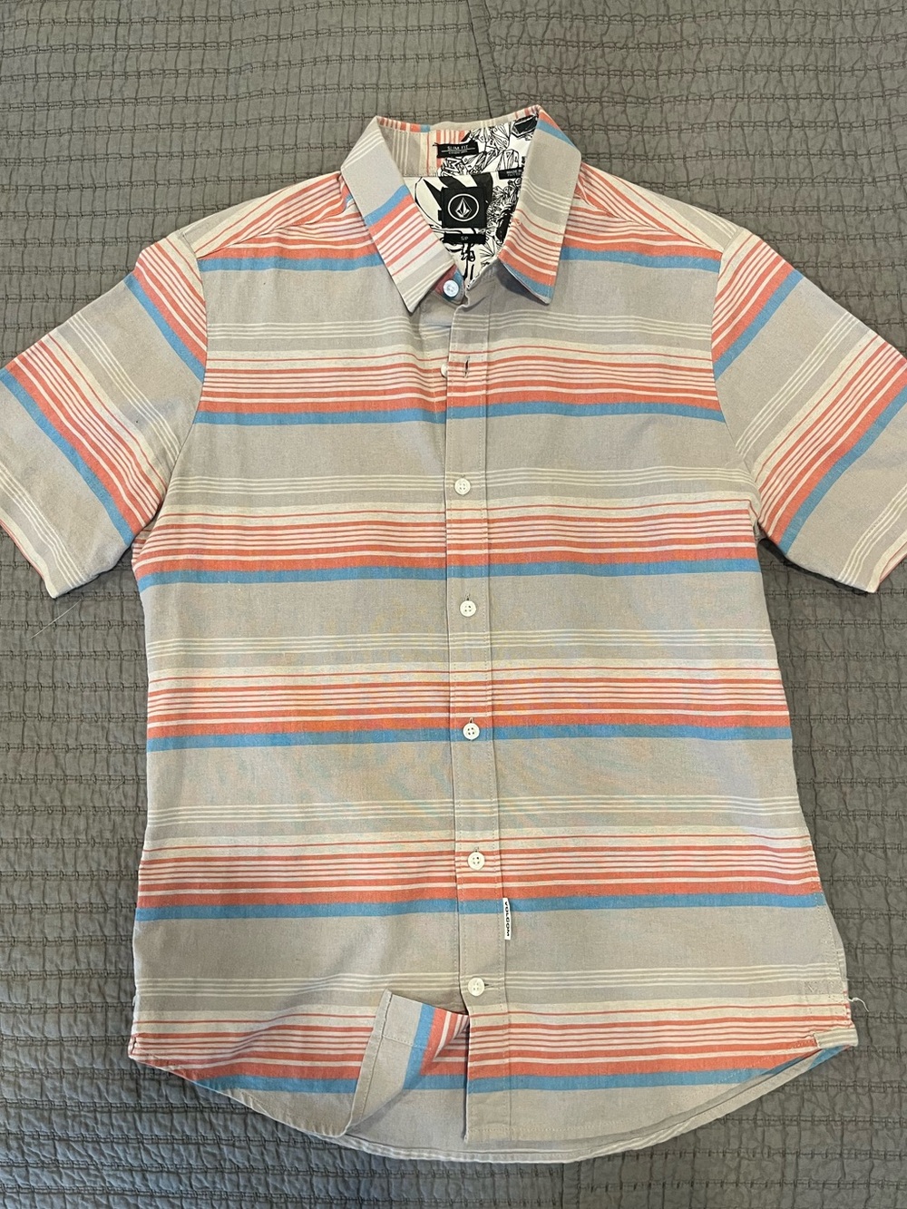 🖤 Volcom | S | Short-Sleeve Button-Down Shirt in Beige with Coral & Blue Stripes